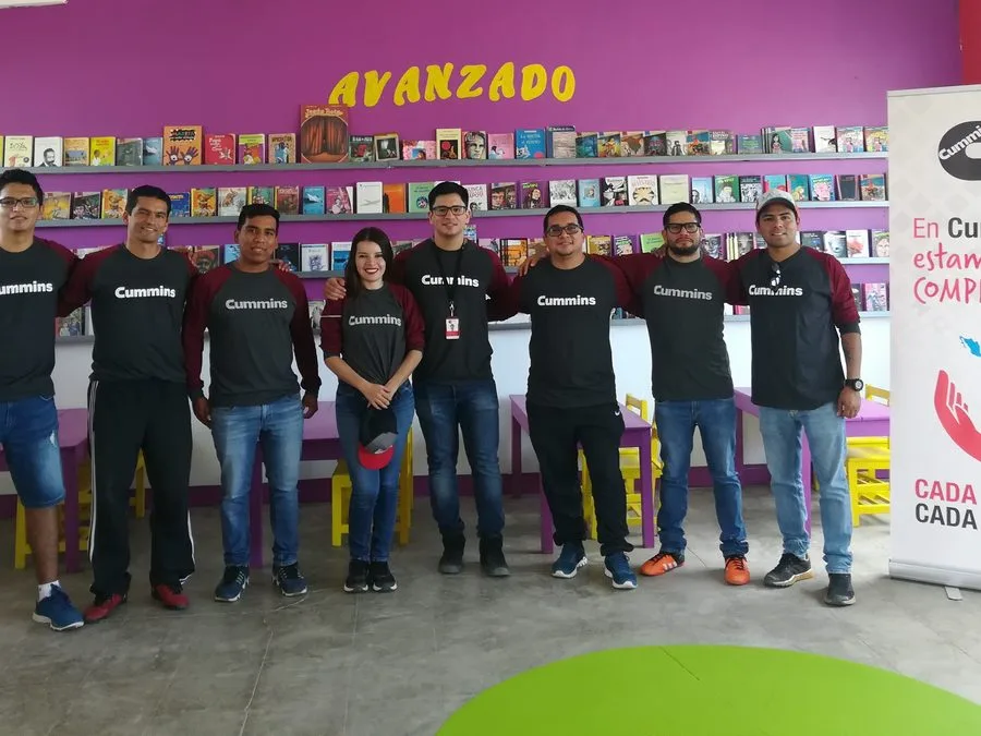 Equipo de voluntarios de Cummins Perú en la biblioteca terminada