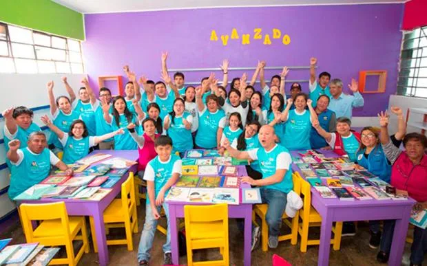 Voluntarios celebrando en la biblioteca terminada