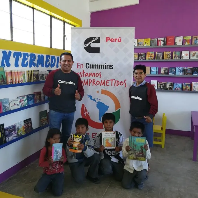 Voluntarios de Cummins con escolares en la biblioteca terminada
