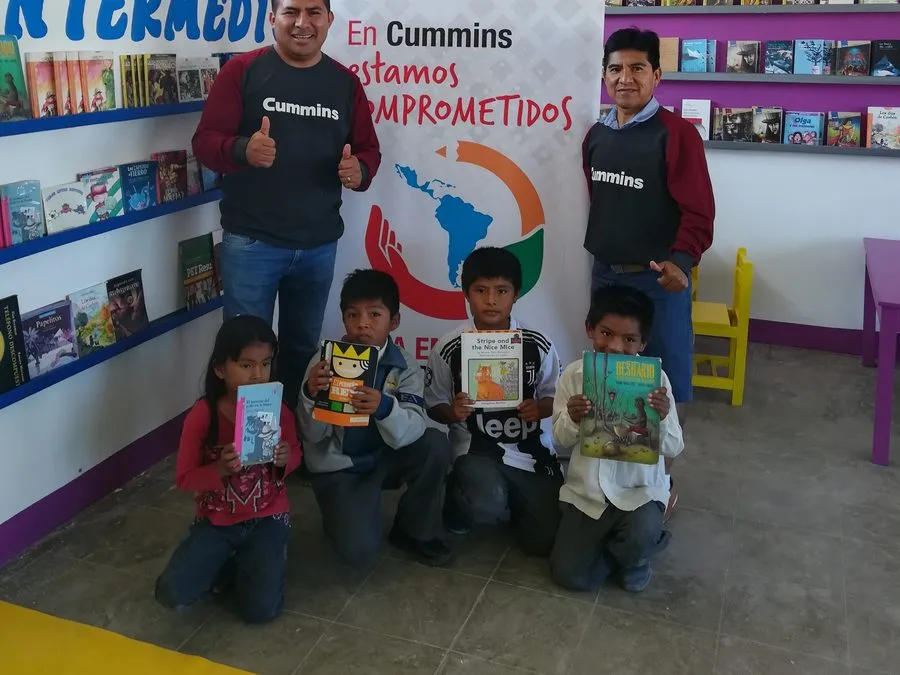 Voluntarios de Cummins Perú con escolares en la biblioteca terminada